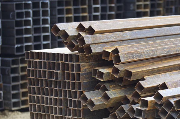 Metal ürünler deposundaki paketlerde dikdörtgen kesitlerin metal profil borusu