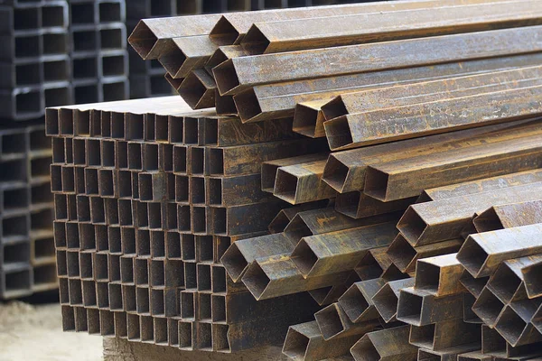 Metal ürünler deposundaki paketlerde dikdörtgen kesitlerin metal profil borusu