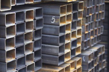 Metal ürünler deposundaki paketlerde dikdörtgen kesitlerin metal profil borusu