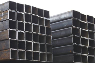 Metal ürünler deposundaki paketlerde dikdörtgen kesitlerin metal profil borusu