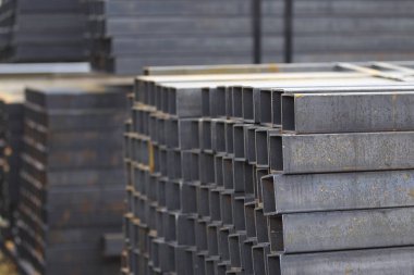 Metal ürünler deposundaki paketlerde dikdörtgen kesitlerin metal profil borusu