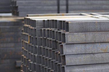 Metal ürünler deposundaki paketlerde dikdörtgen kesitlerin metal profil borusu