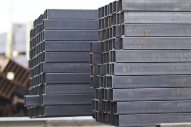 Metal ürünler deposundaki paketlerde dikdörtgen kesitlerin metal profil borusu