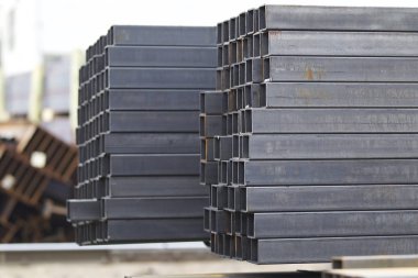 Metal ürünler deposundaki paketlerde dikdörtgen kesitlerin metal profil borusu