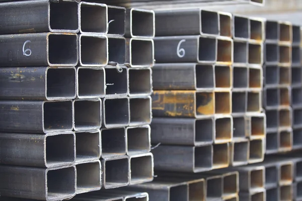 Металлический профиль трубы прямоугольного поперечного сечения в упаковках на складе металлопродукции — стоковое фото