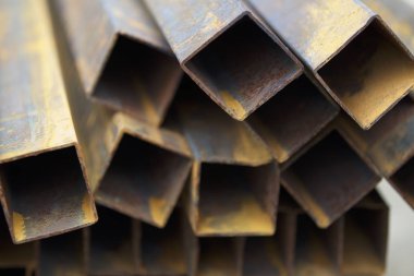 Metal ürünler deposundaki paketlerde dikdörtgen kesitlerin metal profil borusu