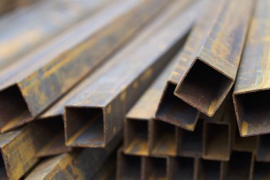 Metal ürünler deposundaki paketlerde dikdörtgen kesitlerin metal profil borusu