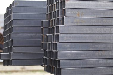 Metal ürünler deposundaki paketlerde dikdörtgen kesitlerin metal profil borusu