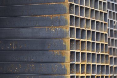 Metal ürünler deposundaki paketlerde dikdörtgen kesitlerin metal profil borusu