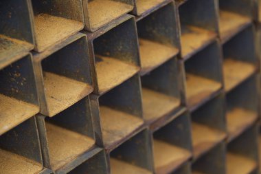 Metal ürünler deposundaki paketlerde dikdörtgen kesitlerin metal profil borusu