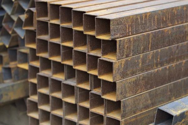 Metal ürünler deposundaki paketlerde dikdörtgen kesitlerin metal profil borusu