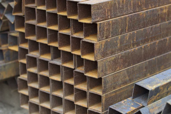 Metallprofilrör med rektangulärt tvärsnitt i förpackningar på lagret av metallprodukter — Stockfoto