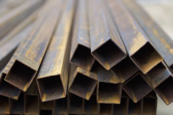 Metallprofilrohr mit rechteckigem Querschnitt in Packungen im Lager für Metallprodukte — Stockfoto