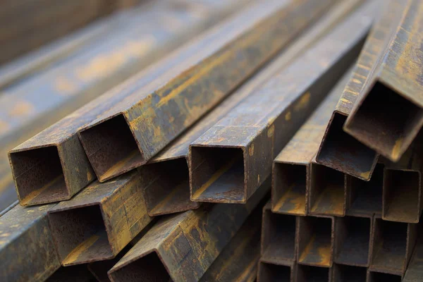 Metal ürünler deposundaki paketlerde dikdörtgen kesitlerin metal profil borusu