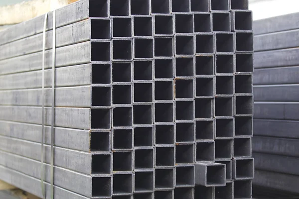 金属製品 ロシアの倉庫でパックの長方形断面のパイプを金属のプロファイル — ストック写真