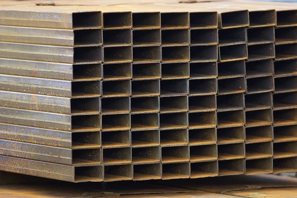 Fémprofilcső téglalap keresztmetszetű csomagolásban a fémtermékek raktárában — Stock Fotó