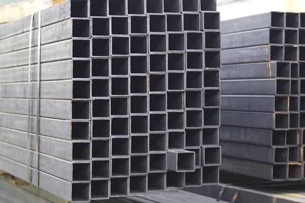 Metal ürünler deposundaki paketlerde dikdörtgen kesitlerin metal profil borusu