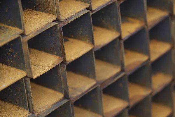 Metal ürünler deposundaki paketlerde dikdörtgen kesitlerin metal profil borusu