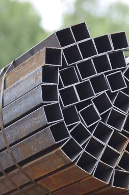 Metal ürünler deposundaki paketlerde dikdörtgen kesitlerin metal profil borusu