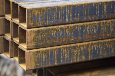 Metal ürünler deposundaki paketlerde dikdörtgen kesitlerin metal profil borusu