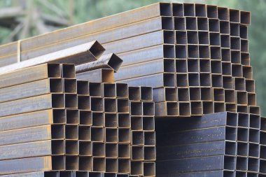 Metal ürünler deposundaki paketlerde dikdörtgen kesitlerin metal profil borusu