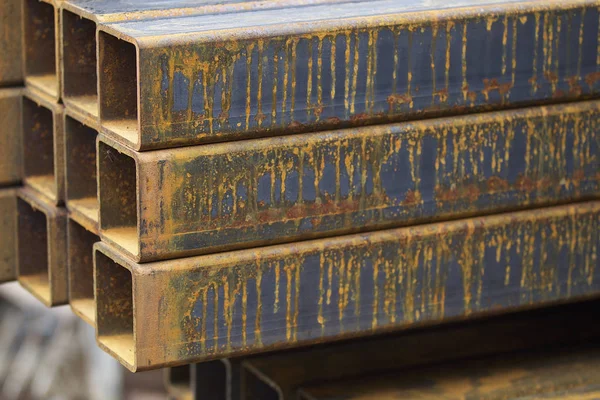 Metal ürünler deposundaki paketlerde dikdörtgen kesitlerin metal profil borusu