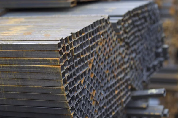 Metal ürünleri, Rusya depodaki paketlerine dikdörtgen kesit metal profil boru