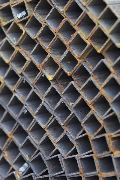 Metal ürünler deposundaki paketlerde dikdörtgen kesitlerin metal profil borusu