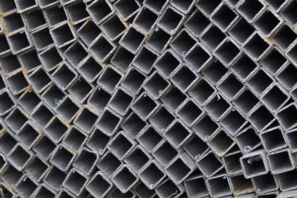 Metal ürünler deposundaki paketlerde dikdörtgen kesitlerin metal profil borusu