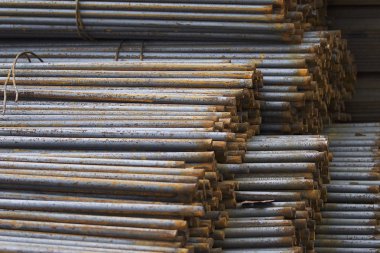 Belgili tanımlık bohça güçlendiren barlarda metal ürünler depoda saklanır