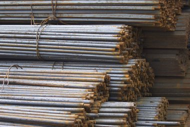 Belgili tanımlık bohça güçlendiren barlarda metal ürünler depoda, Rusya depolanır