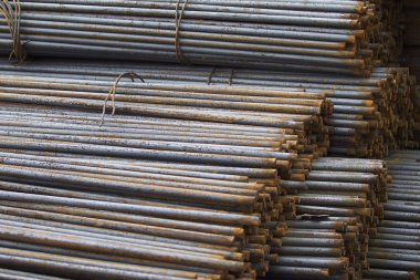 Belgili tanımlık bohça güçlendiren barlarda metal ürünler depoda, Rusya depolanır