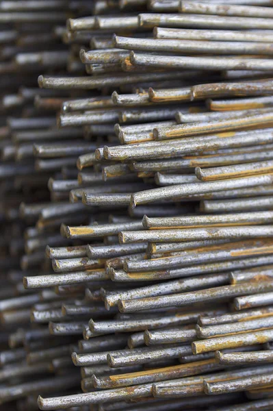 Belgili tanımlık bohça güçlendiren barlarda metal ürünler depoda saklanır