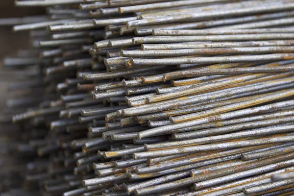 Belgili tanımlık bohça güçlendiren barlarda metal ürünler depoda saklanır