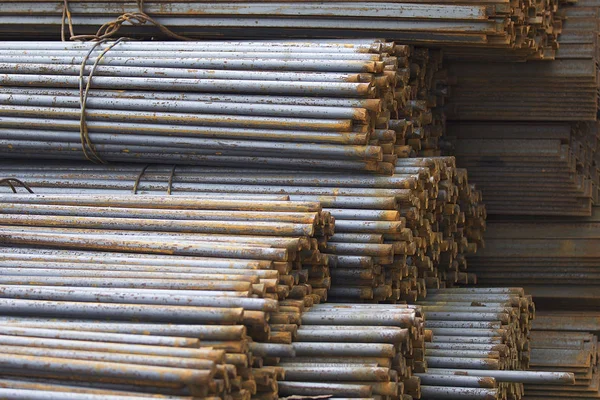 Belgili tanımlık bohça güçlendiren barlarda metal ürünler depoda, Rusya depolanır