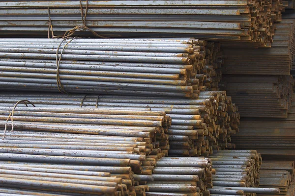 Belgili tanımlık bohça güçlendiren barlarda metal ürünler depoda, Rusya depolanır