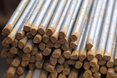 Belgili tanımlık bohça güçlendiren barlarda metal ürünler depoda, Rusya depolanır