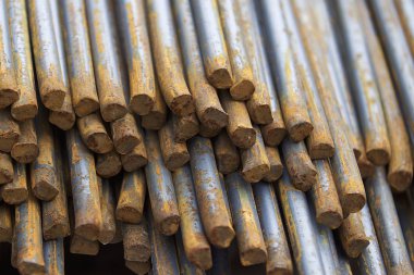 Belgili tanımlık bohça güçlendiren barlarda metal ürünler depoda, Rusya depolanır