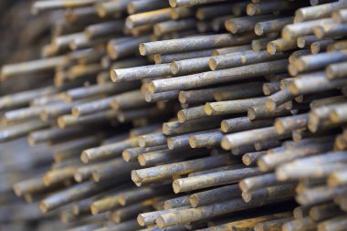 Belgili tanımlık bohça güçlendiren barlarda metal ürünler depoda, Rusya depolanır