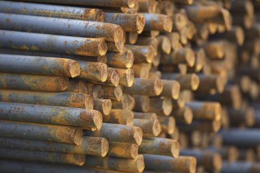 Belgili tanımlık bohça güçlendiren barlarda metal ürünler depoda, Rusya depolanır