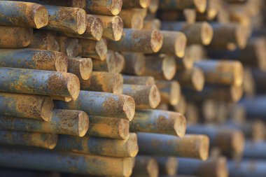 Belgili tanımlık bohça güçlendiren barlarda metal ürünler depoda, Rusya depolanır