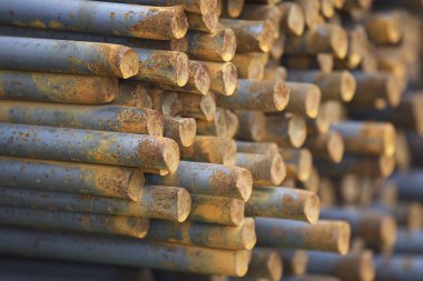 Belgili tanımlık bohça güçlendiren barlarda metal ürünler depoda, Rusya depolanır