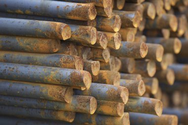 Belgili tanımlık bohça güçlendiren barlarda metal ürünler depoda, Rusya depolanır