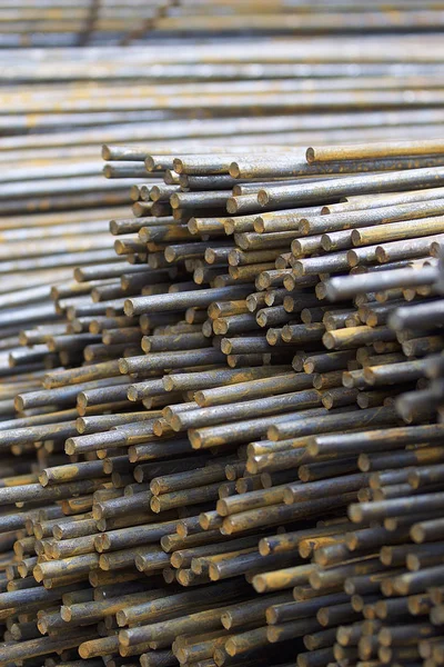 Le barre di rinforzo nelle confezioni sono conservate nel magazzino dei prodotti metallici — Foto Stock