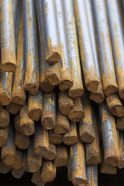 Verstärkungsstäbe in den Packungen werden im Lager für Metallprodukte gelagert — Stockfoto