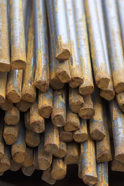 Belgili tanımlık bohça güçlendiren barlarda metal ürünler depoda, Rusya depolanır