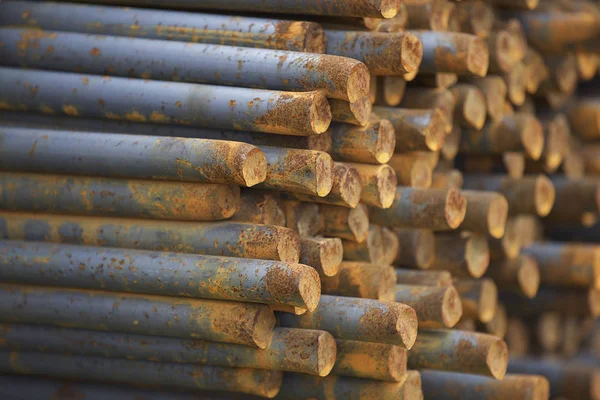 Belgili tanımlık bohça güçlendiren barlarda metal ürünler depoda, Rusya depolanır