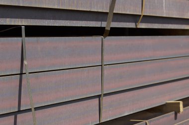 Metal profiller farklı türde metal ürünler depoda, Rusya bulunur