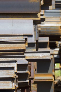 Metal profiller farklı türde metal ürünler depoda, Rusya bulunur