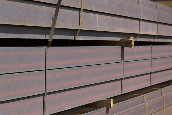 Metal profiller farklı türde metal ürünler depoda, Rusya bulunur